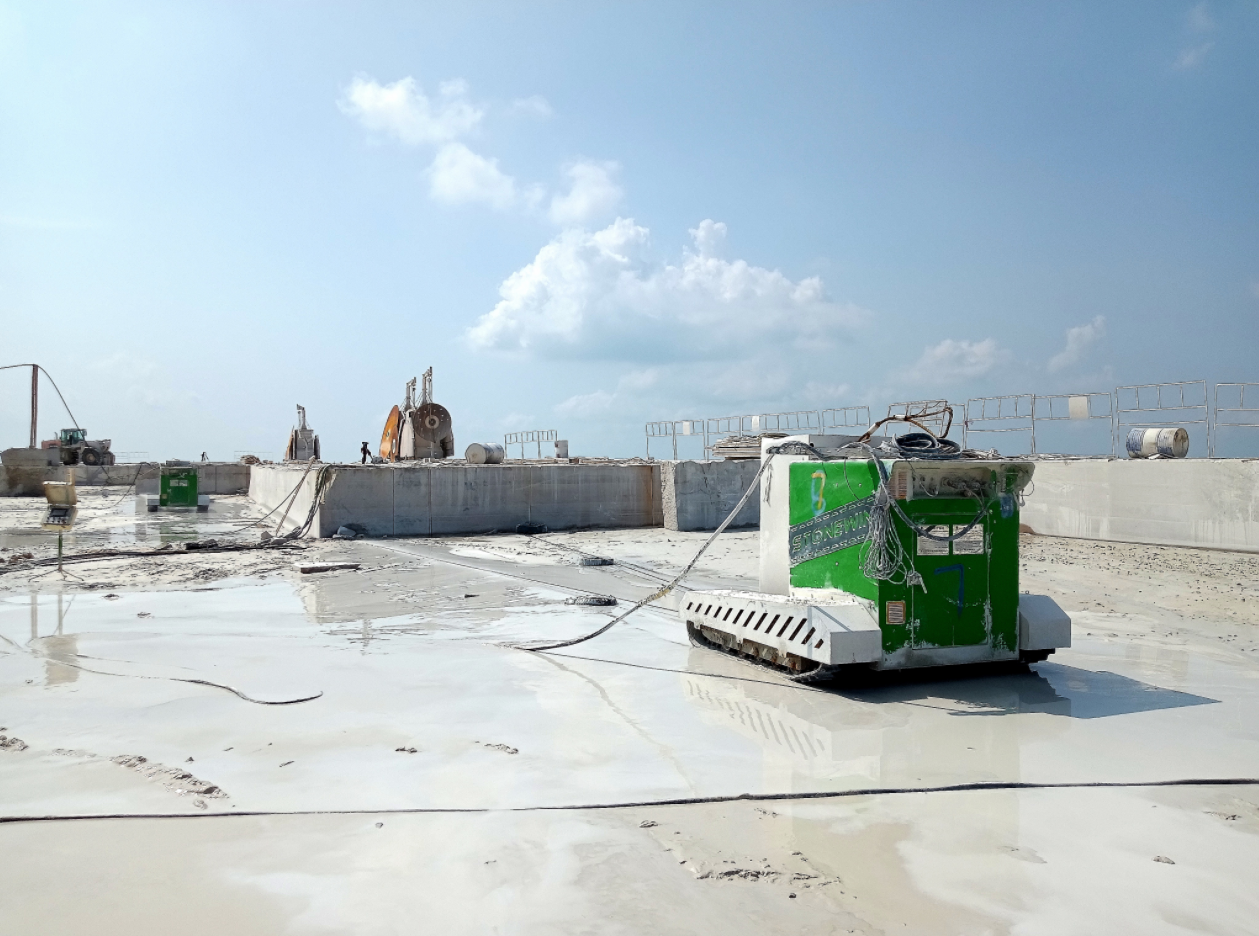 Stonewin Track-Mounted Diamond Wire Saw: Next-Gen Mobile Cutting for Granite Quarrying